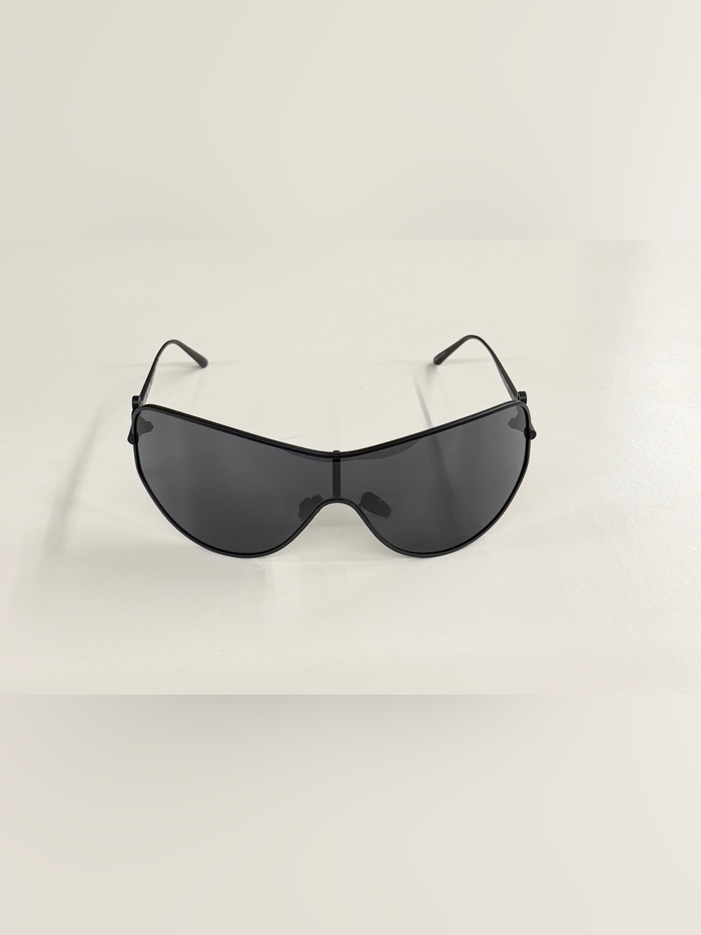 QUAY x GUIZIO Balance Sunglasses
Matte Black Metal Frame Dark
Smoke Lens - Picture 7 of 14